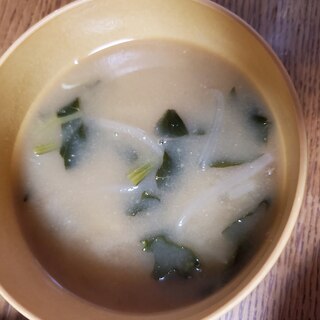 もやしと小松菜のお味噌汁(煮干し粉)